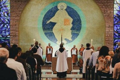 La gente tiene muchas alternativas antes que ir a misa... o no. - Foto de Mateus Campos Felipe en Unsplash