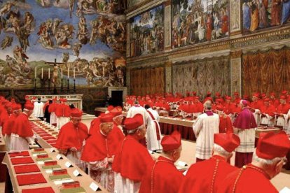 La Iglesia está apunto de dar comienzo al cónclave, un sistema casi milenario de elección de papas cargado de un grandísimo simbolismo. Los cardenales electores permanecerán encerrados durante días sin poder contar nunca lo que allí ocurre.