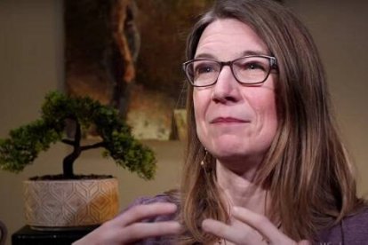 La pintora Michelle Paine cuenta su testimonio de conversión al catolicismo, con una experiencia espiritual en una misa