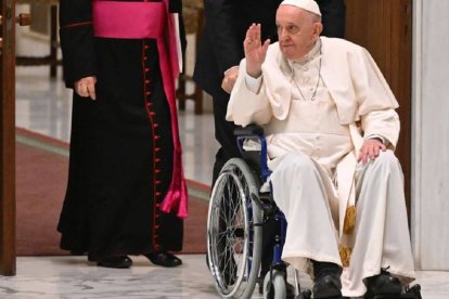 El Papa ha tenido que acudir a varios actos públicos en silla de ruedas debido a sus problemas de rodilla / Vatican Media