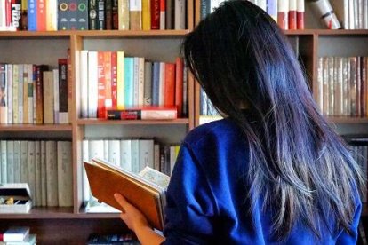 Elegir libros y dedicarles tiempo y atención... todo un arte - foto de Karen Zhao en Unsplash