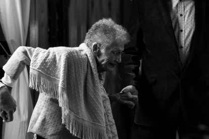 Los ancianos en las residencias agradecen cualquier gesto, cualquier palabra, cualquier ayuda. Es una obligación de amor familiar y una obra de misericordia que Cristo ordena y recompensará como hecha a Él mismo. Foto: Alex Boyd / Unsplash.