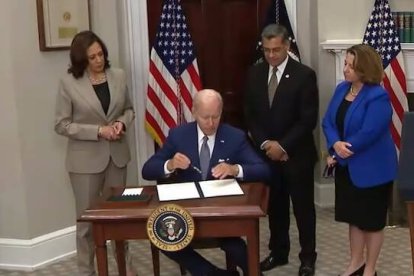 Joe Biden fima en la Casa Blanca una orden para que la Administración ayude a las madres que quieran abortar en los estados provida.
