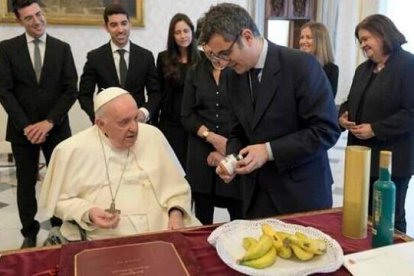 El ministro español Félix Bolaños lleva al Papa azafrán manchego, aceite de Jaén y plátanos de La Palma... a 7 días de las elecciones andaluzas
