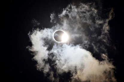 El mundo parece vivir tiempos de eclipse y de tinieblas, pero por fe sabemos que nunca serán absolutas ni definitivas. Foto: Taylor Smith / Unsplash.