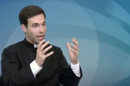 El sacerdote Federico Marfil formó un grupo con más de treinta jóvenes para rezar por turnos en los abortorios.