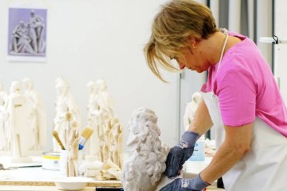 La reconocida artista, que cuenta con obras en Nueva York, Roma o la Amazonía, habla de su Virgen de la Esperanza.