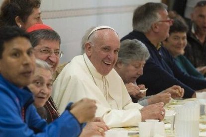 El Papa Francisco en una comida con personas pobres de la Limosnería Apostólica en 2015