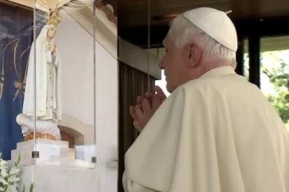 Benedicto XVI, ante la Virgen de Fátima.