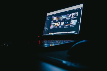 La accesibilidad de la pornografía genera un problema que va más allá de lo personal, porque una sociedad sana no puede construirse con tantas personas esclavizadas por esa plaga desde tan jóvenes. Foto (contextual): Leon Bublitz / Unsplash.