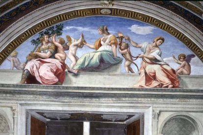 Las virtudes cardinales, en un fresco de Rafael (1511) en la Sala de la Signatura del Palacio Apostólico Vaticano: de izquierda a derecha, la Fortaleza, la Prudencia y la Templanza.