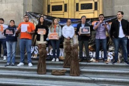 Activistas católicos de la plataforma ACTÍVATE colocaron una pancarta que representaba el nacimiento de Jesús en la puerta principal de la Corte Suprema exigiendo la legalidad de los nacimientos navideños en lugares públicos.