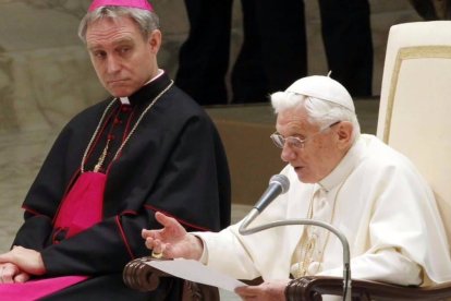 Benedicto XVI, en una de sus profundas catequesis de las audiencias generales de los miércoles, en presencia del arzobispo Georg Gänswein.