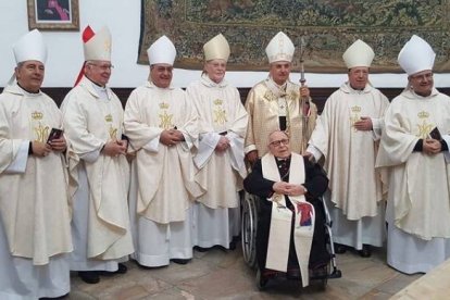 Antonio Montero, sentado, con 90 años en 2019, y 50 de obispo, rodeado de obispos...