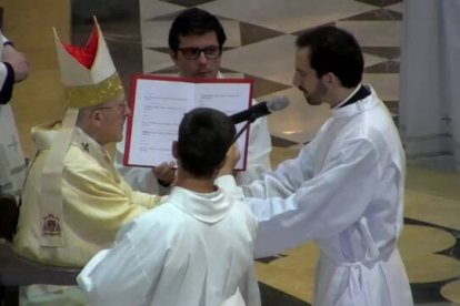 Tras una vida educado en el laicismo, una experiencia eucarística y un viaje transformaron la vida de Carlos Giménez: hoy, es "casi" sacerdote.
