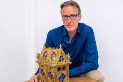 El detective de arte holandés Arthur Brand, con el relicario de la "Preciosa Sangre de Cristo" en Ámsterdam. (Fotografía: Jeremy AUDOUARD / AFP).