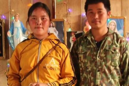 May, con su marido, en su casa al norte de Vietnam - se bautizó en 2019 y enseguida contagió la fe a sus vecinos