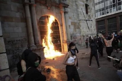 Feministas violentas intentan quemar la iglesia de San Francisco en Bogotá el 8 de marzo de 2021.