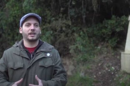 El historiador Daniel Cortijo, junto al monumento de las mártires, en el sitio más frío de Barcelona, el Revolt de les Monges