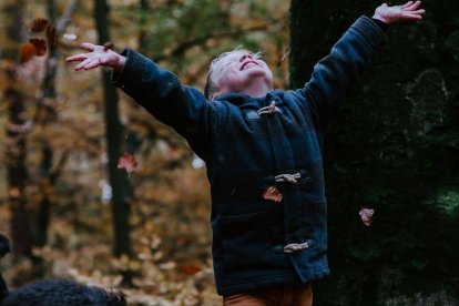 Aceptar lo que se tiene es la clave de la felicidad, y eso incluye las cosas, uno mismo, el prójimo y Dios. Foto: Sander Weeteling / Unsplash.