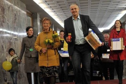 Alex Primc y otros líderes profamilia con miles de firmas en 2015 para un referéndum popular que quitó el matrimonio gay en Eslovenia