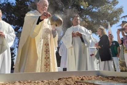 Francisco Cerro, arzobispo de Toledo, bendice la primera piedra de la capilla de Guadalupe en el Campo de los Pastores