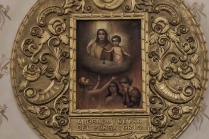 Rezar por los difuntos es lo mejor que podemos hacer por ellos, con el consuelo además de que la Virgen Santísima es la principal abogada de las almas del purgatorio. Foto: Diego Zamudio / Cathopic.com