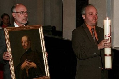Devotos del padre Jeningen con su retrato... su tumba recibe peregrinos en Alemania