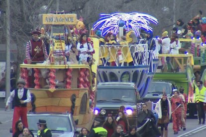 Los Reyes Magos llegarán la noche del cinco al seis de enero a millones de casas españolas, antes de eso, niños y mayores, participan en las cabalgatas a la espera de sus regalos.