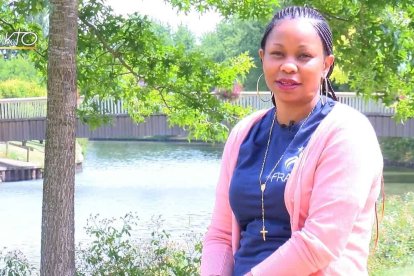 Suzanne Carine recibió, en sueños y en vigilia, dos peticiones coincidentes: reza.