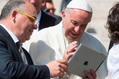 El Papa Francisco expone las ventajas que las redes sociales tienen en la Nueva Evangelización, pero no están exentas de peligro.