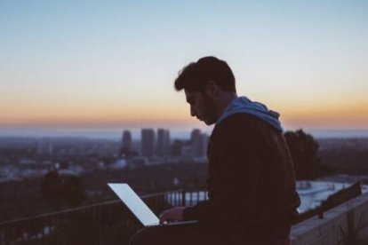 Mirar con esperanza a las nuevas tecnologías, las redes sociales e internet es una de las actitudes que a juicio del obispo Saiz Meneses deben estar presentes en el evangelizador de la "sociedad líquida".