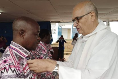 Chalo González, a la derecha de la foto, durante un acto litúrgico en el templo en sus años de misionero.
