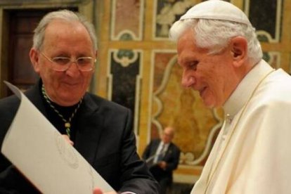 Benedicto XVI y Olegario González de Cardedal, al recibir éste el Premio Ratzinger en su primera convocatoria.