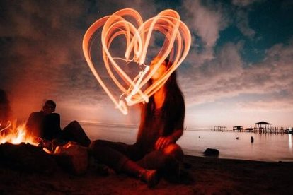 El Corazón de Jesús arde en amor por los hombres - en 2022 coincide con la fiesta de fuego y agua de San Juan - foto de Rhand McCoy en Unsplash