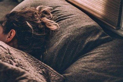 Cualquier pretexto puede parecernos buenos para incumplir el precepto dominical (dormir un poco más es uno de ellos). Pero hay que ser consciente de cómo lo están entendiendo nuestros hijos. Foto: Gregory Pappas / Unsplash.