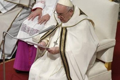 El Papa Francisco lee su mensaje en la misa por los 60 años de inicio del Concilio Vaticano II