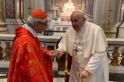El cardenal Zen saluda brevemente al Papa Francisco en la basílica de San Pedro, con la Piedad de Miguel Ángel al fondo.