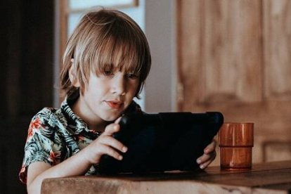 Niño fascinado con una tablet... y eso es peligroso - foto de Annie Spratt en Unsplash