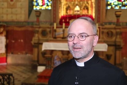 El padre Guy-Emmanuel Cariot, rector de la basílica de Saint-Denys en Argenteuil y exorcista de la diócesis de Pontoise.