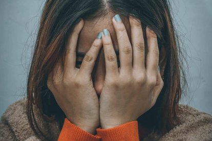 El razonamiento de Munilla es incontestable: ¿con qué argumentos disuadimos de que se suicide a un joven a quien antes hemos convencido de que es dueño absoluto de su vida y de que solo él puede decidir cuándo y cómo morir? Foto: Dev Asangbam / Unsplash.