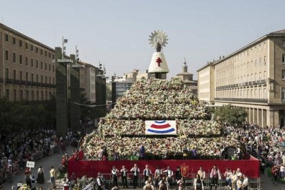 La ciudad de Zaragoza conmemora el día en el que la Virgen se le apareció al apóstol Santiago a orillas del Ebro.