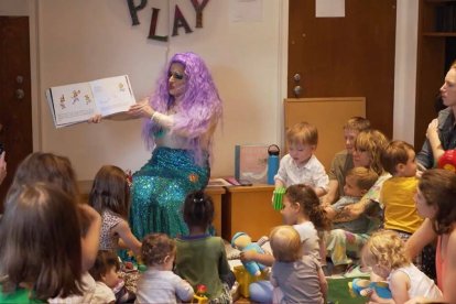 El adoctrinamiento en 'fluidez de género' a niños de muy corta edad por parte de 'drag queens' es una de las imposiciones escolares de la ideología de género que más rechazo están suscitando entre muchos padres.