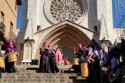 Manifestación feminista grosera en el 8 de mayo con proclamas anticatólicas frente a la catedral de Tarragona