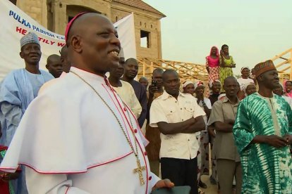 Fieles católicos de la diócesis de Maiduguri, junto con su obispo, Oliver Dashe Doeme.