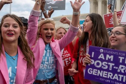 Jóvenes provida celebran este viernes en Washington la anulación de Roe vs Wade. Foto: Sky News.