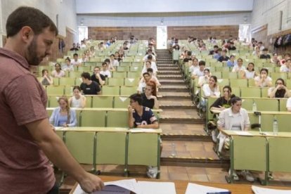 Estudiantes en exámenes de Selectividad... simbolizan orden, pero también vulnerabilidad y docilidad