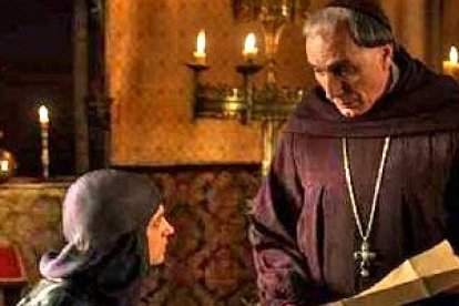 Cisneros (Eusebio Poncela) despacha con Isabel (Michelle Jenner) en la serie de RTVE sobre la Reina Católica.