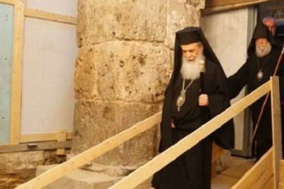 Los patriarcas armenio y griego de Jerusalén y el Custodio franciscano en las excavaciones del Santo Sepulcro - foto Custodia Tierra Santa
