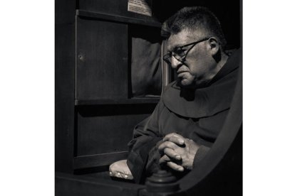 Para romper el círculo de la falta de confesiones, el primer paso tiene que darlo el confesor, estando disponible 'in situ' para ello todo el tiempo que pueda. Foto: Gabriel Manjarres / Cathopic.com